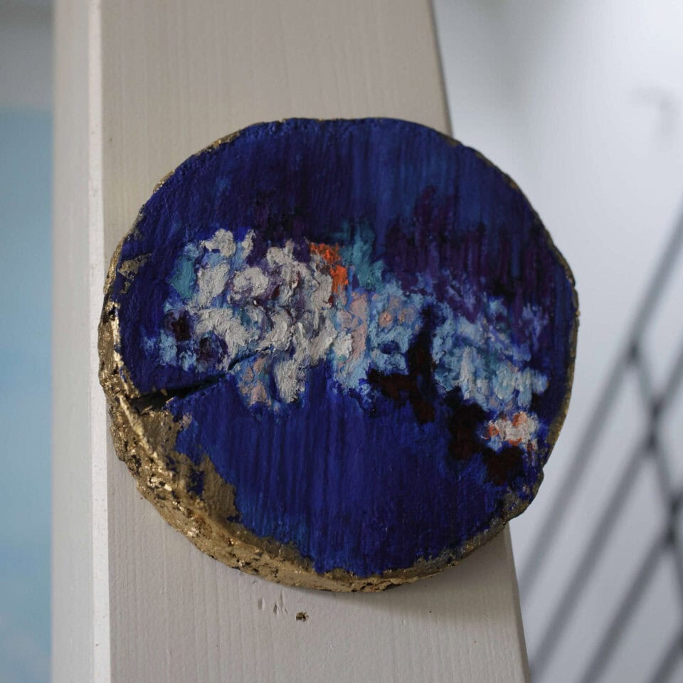 Un trésor, 2024, peinture à l’huile, pastel gras, dorure sur tranche de bois, diamètre 16, épaisseur 2,5 cm